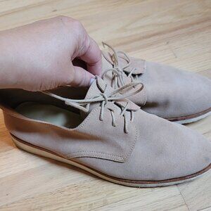 Nisolo Suede Travel Derby Tennis Shoes in beige/pink 8